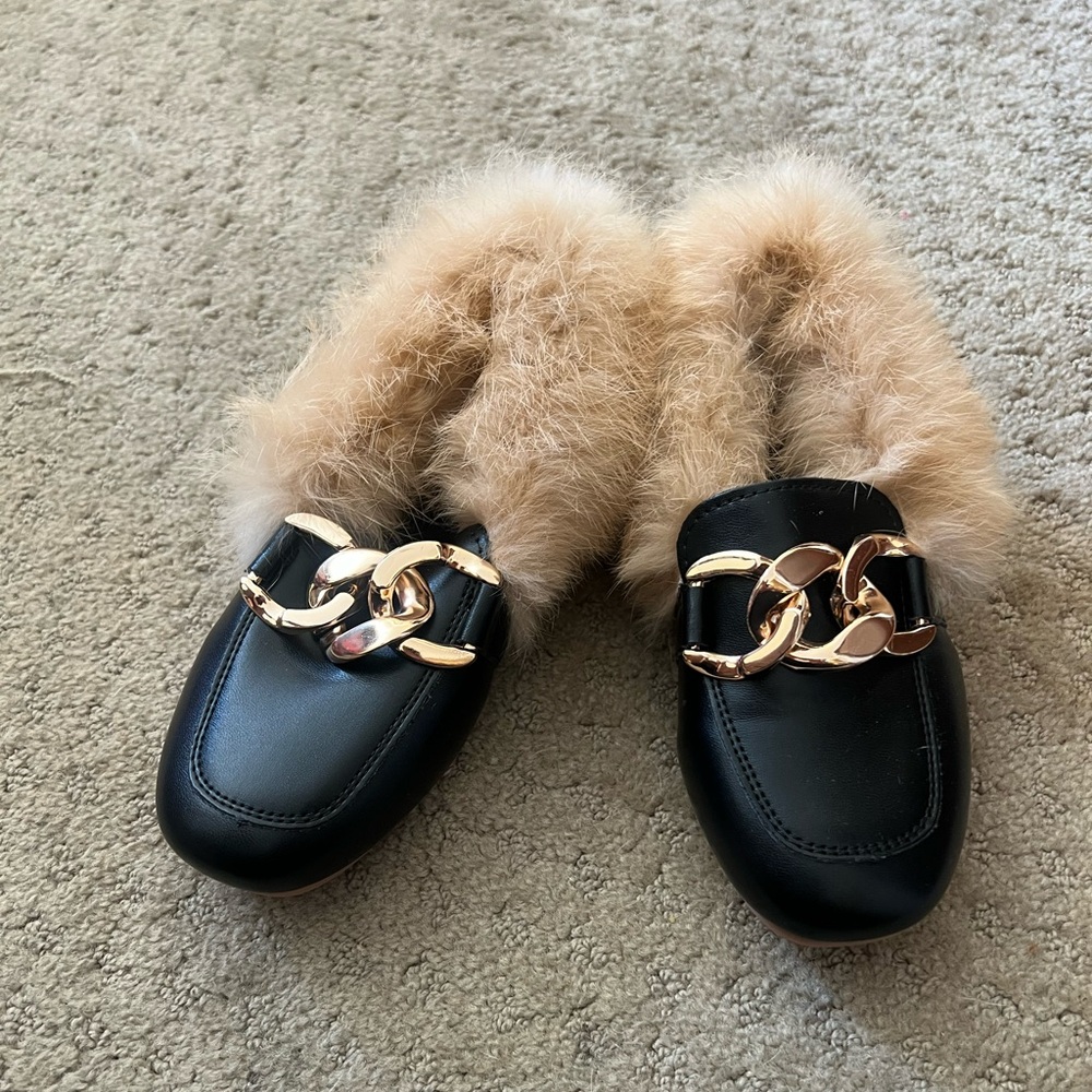 Girls slip on loafer with faux fur